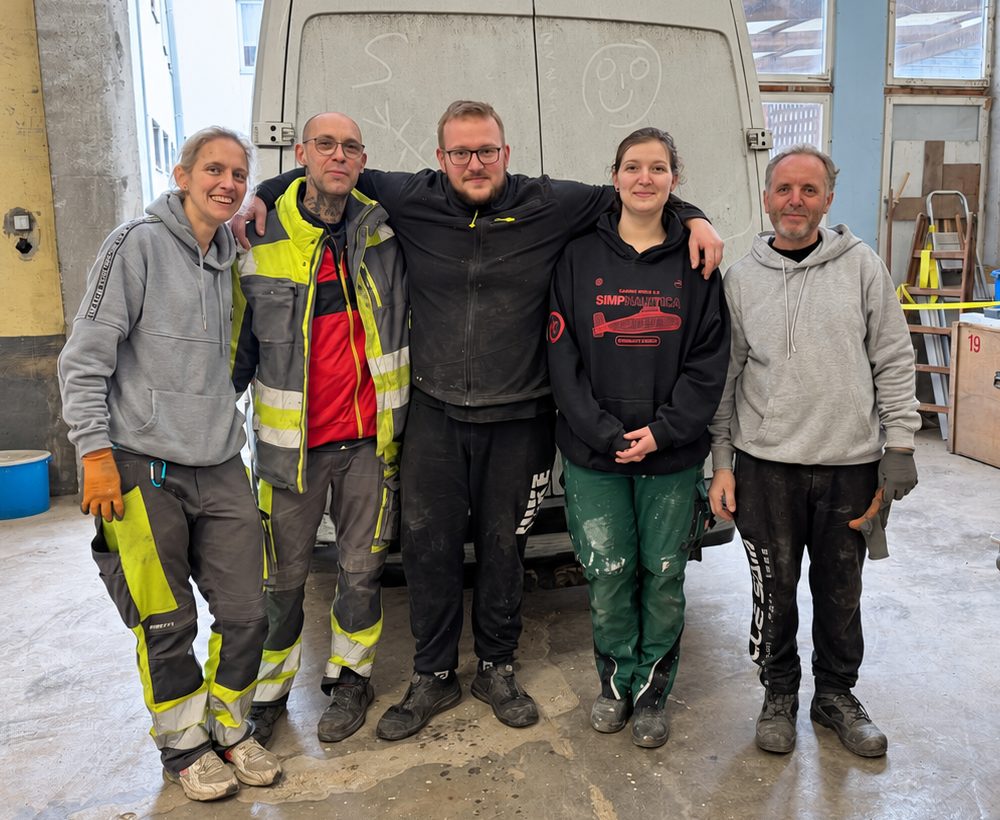 Das Team der Rümpelheldin vor dem Transporter